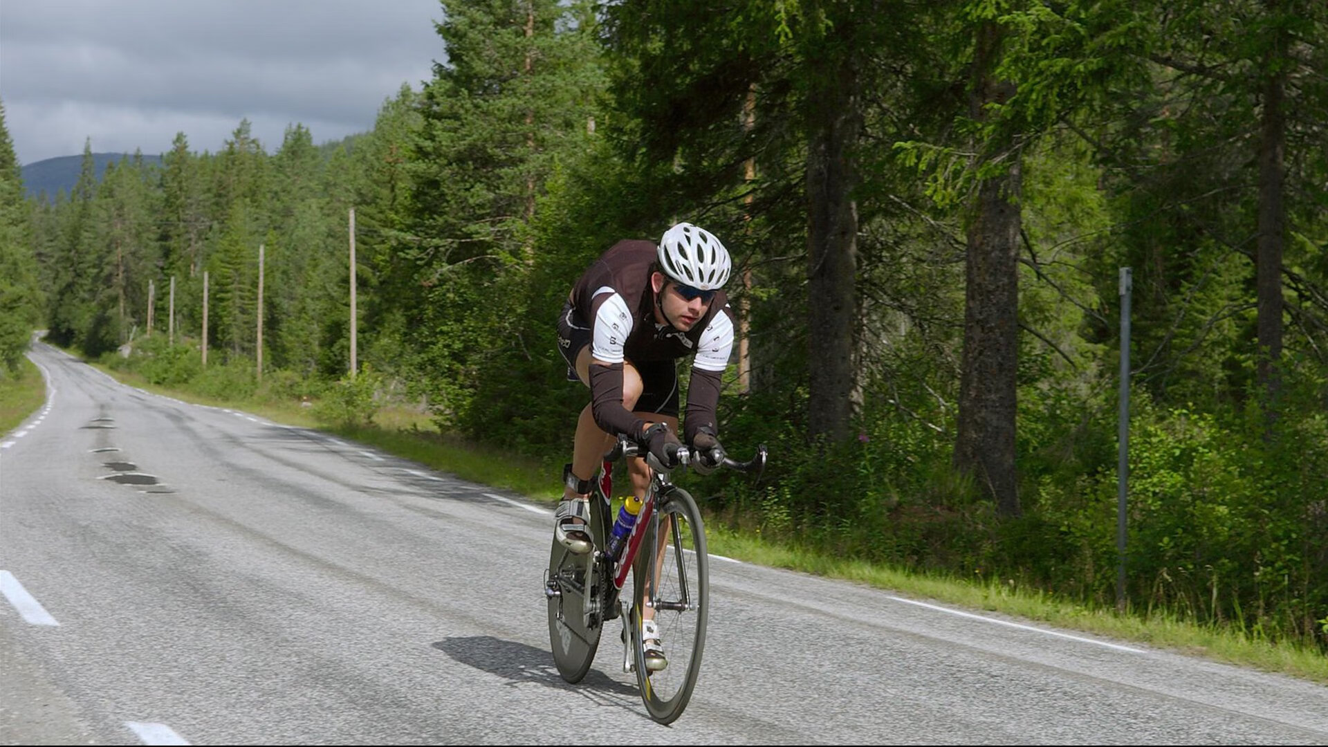 福登与德布劳内的传导配合屡次创造机会，福登父亲