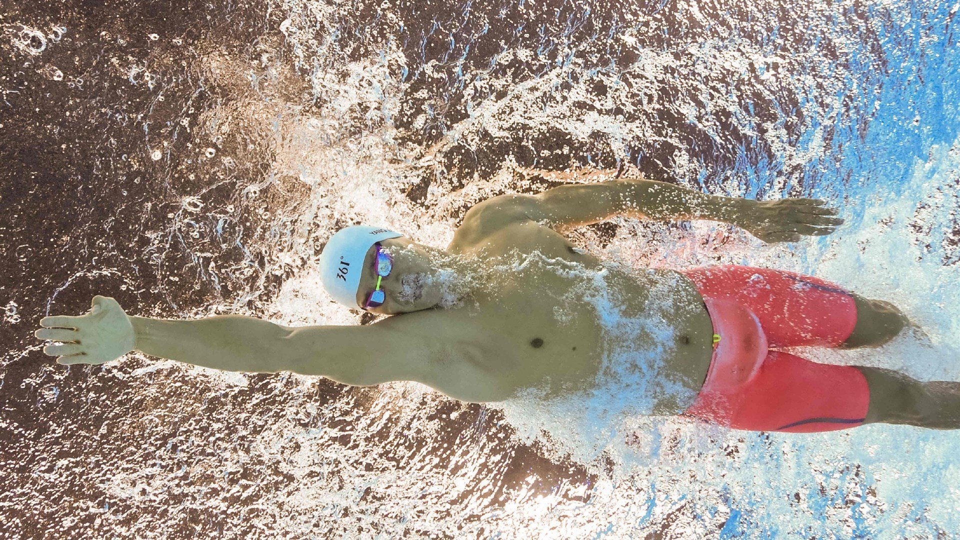 福登的无球跑动为队友创造大量空间，福登是银球吗